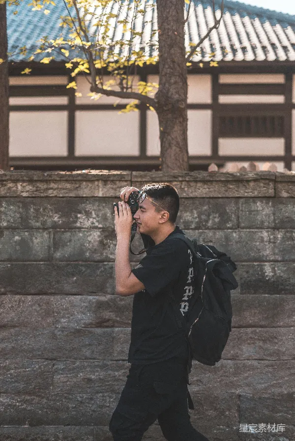 高清摄影 行走在古建筑前的摄影者