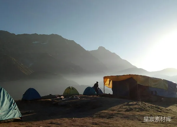 高清摄影 晨光中的山地露营