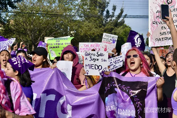 高清摄影 女性抗议者展示标语旗帜