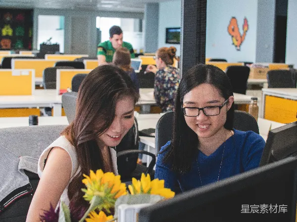 高清摄影 办公室里的合作时光