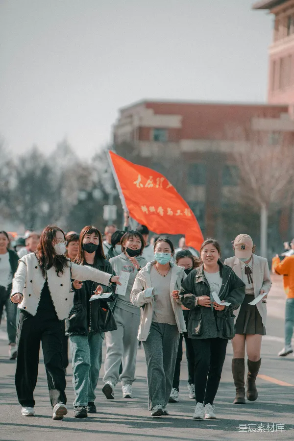 高清摄影 青春步履，红旗飘扬
