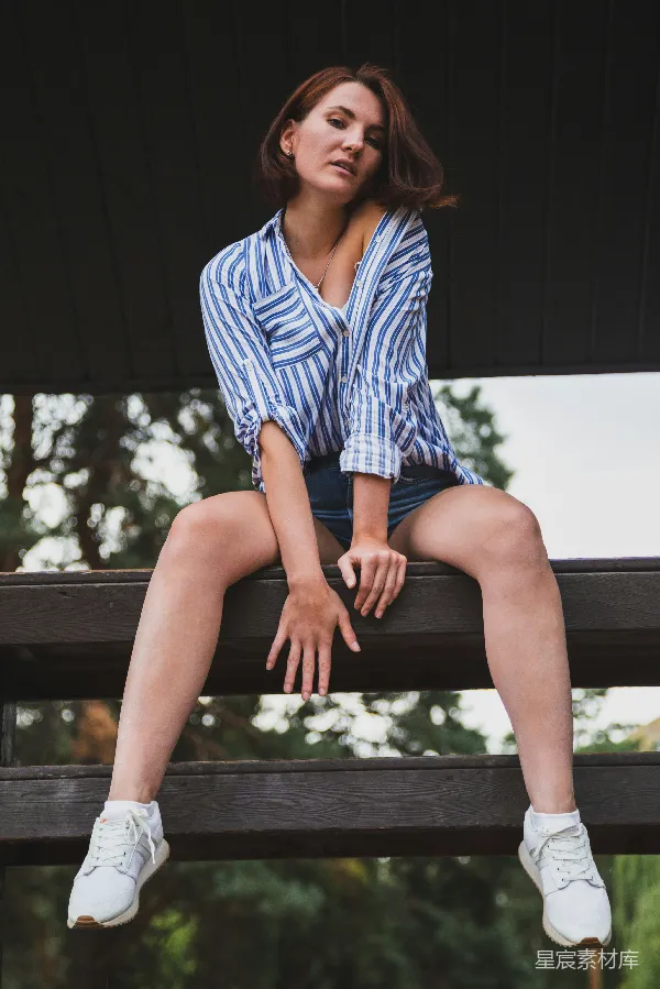 高清摄影 坐在木桥上的清新女孩