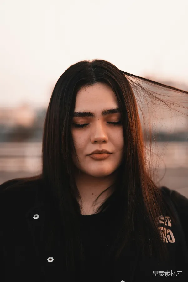 高清摄影 夕阳下闭眼沉思的女子