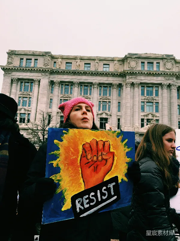 高清摄影 抗议者手持“RESIST”标语牌