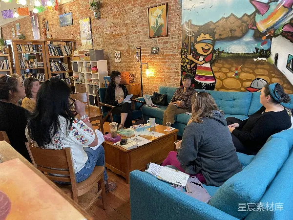 高清摄影 社区交流：多彩壁画与温馨讨论