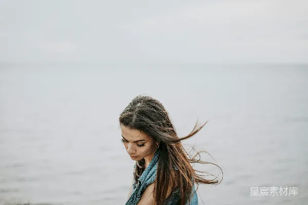 高清摄影 海边的侧脸少女