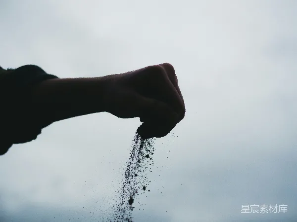 高清摄影 握紧的拳头与散落的沙子