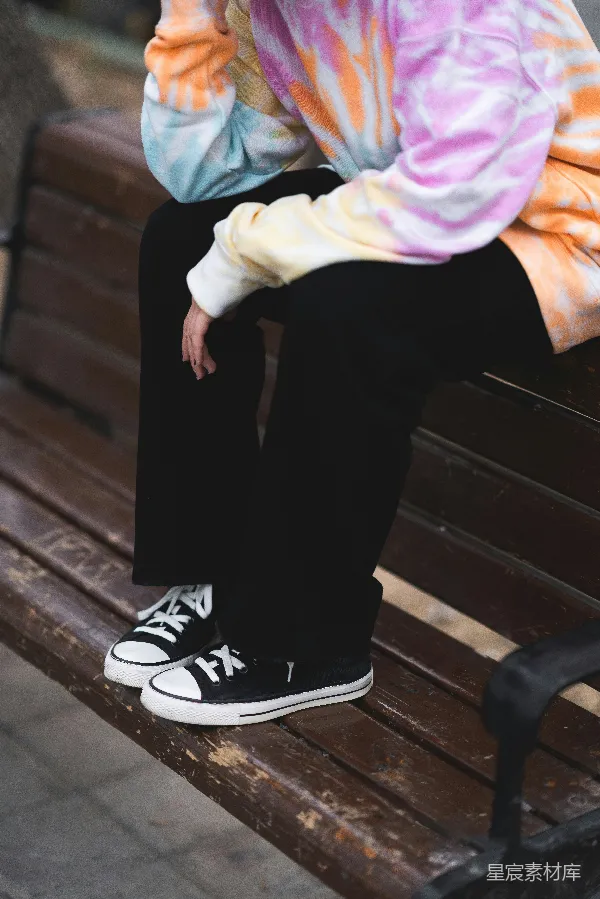 高清摄影 街头风格：彩虹扎染与经典帆布鞋
