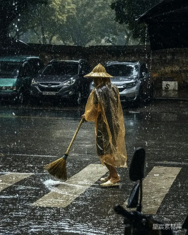 高清摄影 雨中扫帚的背影