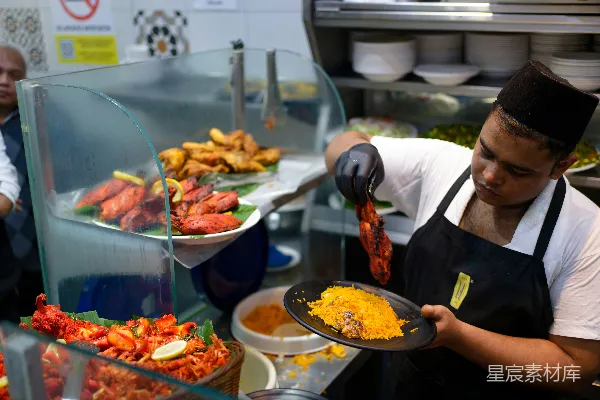 高清摄影 餐厅服务员在装盘印度料理