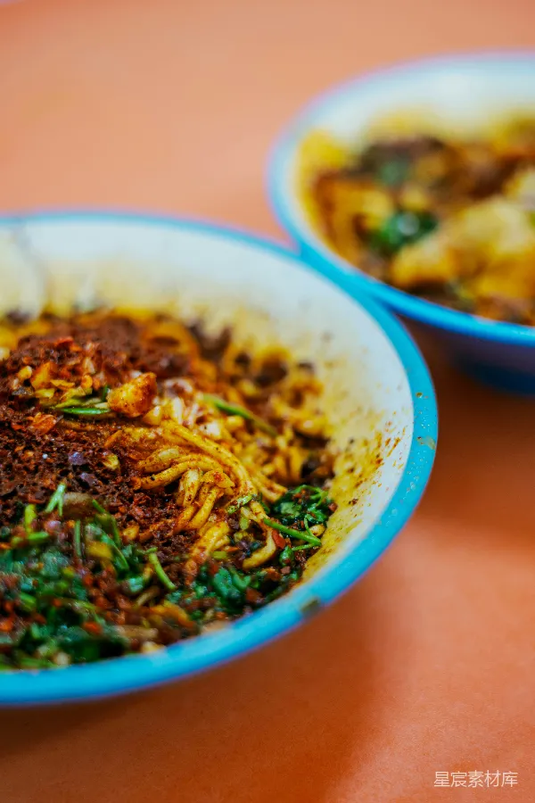 高清摄影 美食特写：一碗诱人的面条