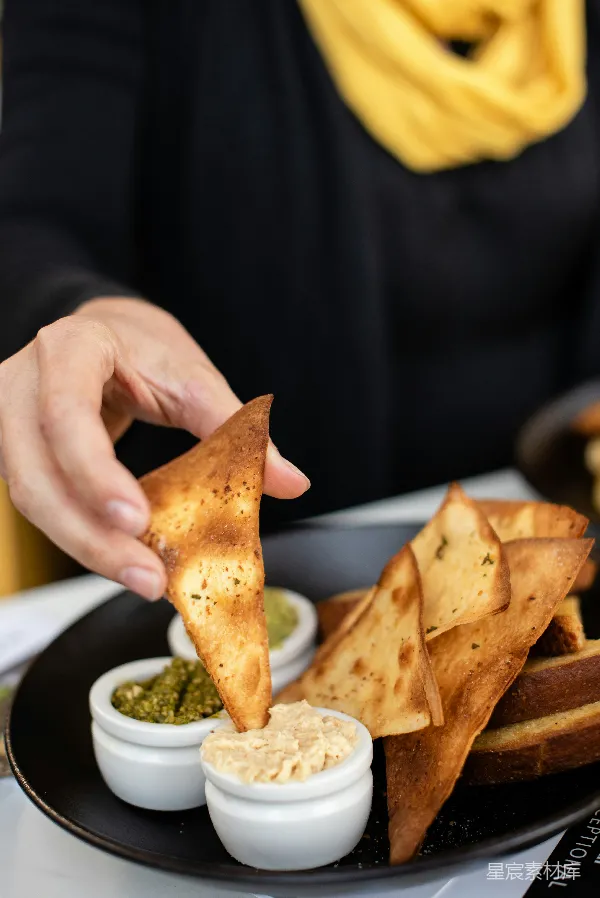 高清摄影 一个人在吃装有酱料的Nachos
