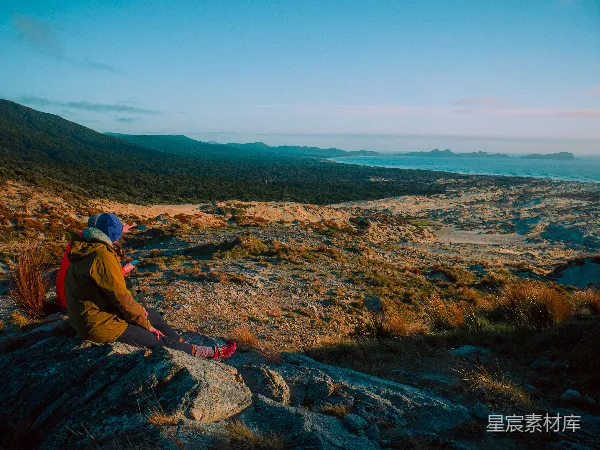 高清摄影 远足者在山巅欣赏壮丽景色