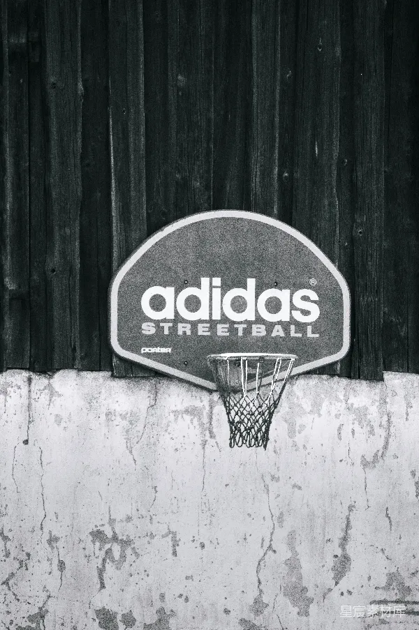 高清摄影 街头篮球：Adidas标志