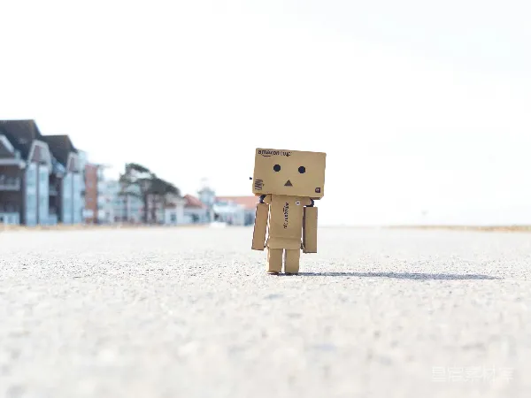 高清摄影 纸箱人与空旷街道
