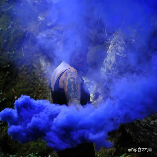 高清摄影 蓝色烟雾中的纹身人物