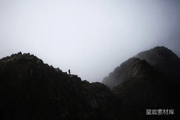 高清摄影 雾中的登山者
