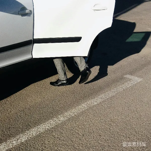 高清摄影 阳光下的下车瞬间