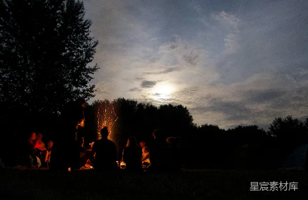 高清摄影 篝火夜景下的团聚时光