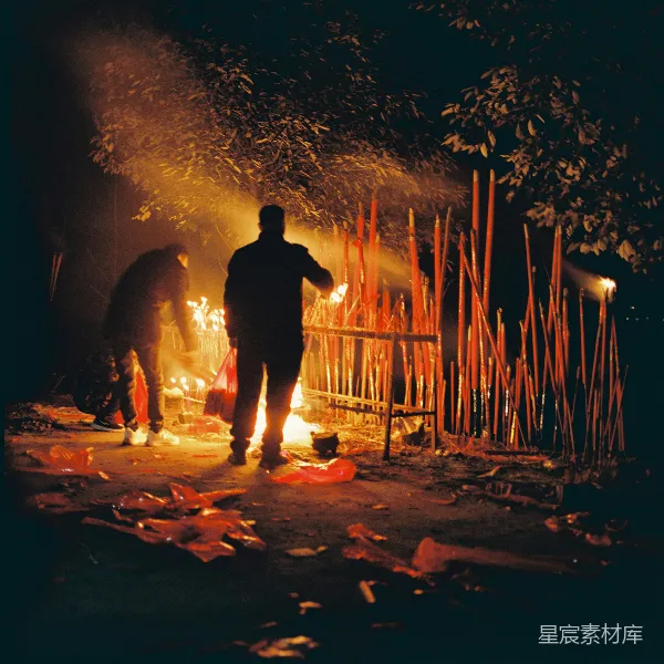 高清摄影 夜幕下的祈祷仪式