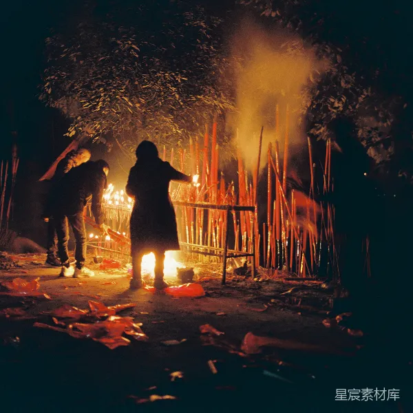 高清摄影 夜幕下的祈福仪式