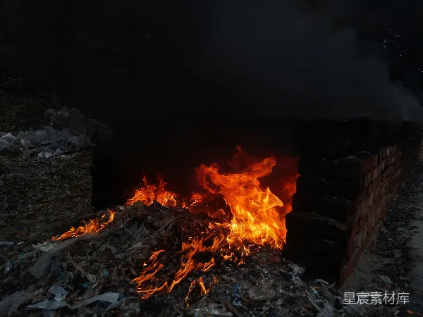 高清摄影 焚烧垃圾的夜景