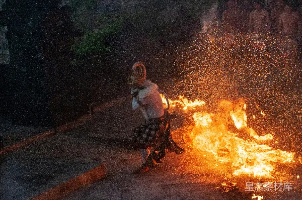 高清摄影 火舞者：夜幕下的激情