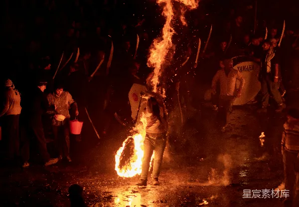 高清摄影 火光中的狂欢：传统节庆场景