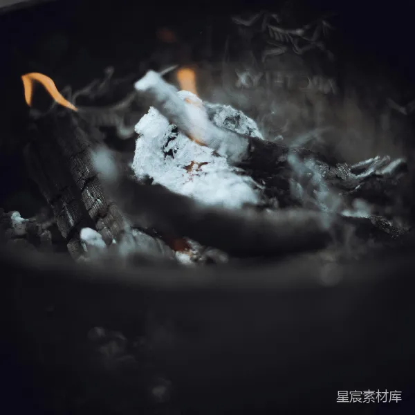 高清摄影 燃烧的木炭与灰烬