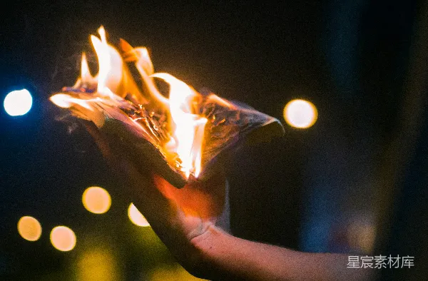 高清摄影 夜色中的燃烧之手