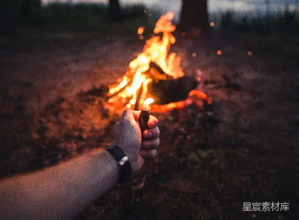 高清摄影 篝火旁的点火瞬间