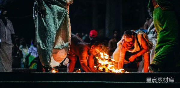 高清摄影 印度教徒在圣火旁祈祷