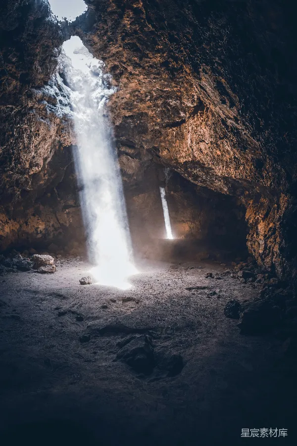 高清摄影 水落在棕色的岩石山上