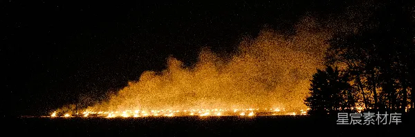 高清摄影 夜晚田野上的熊熊大火
