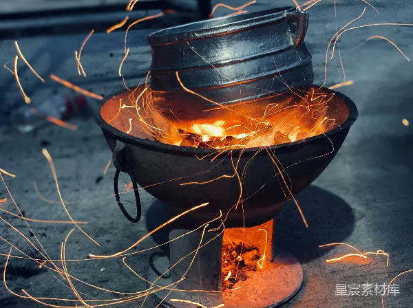 高清摄影 传统铸铁锅中的火花