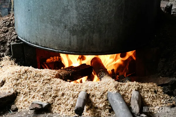 高清摄影 传统炉灶中的火焰与稻草