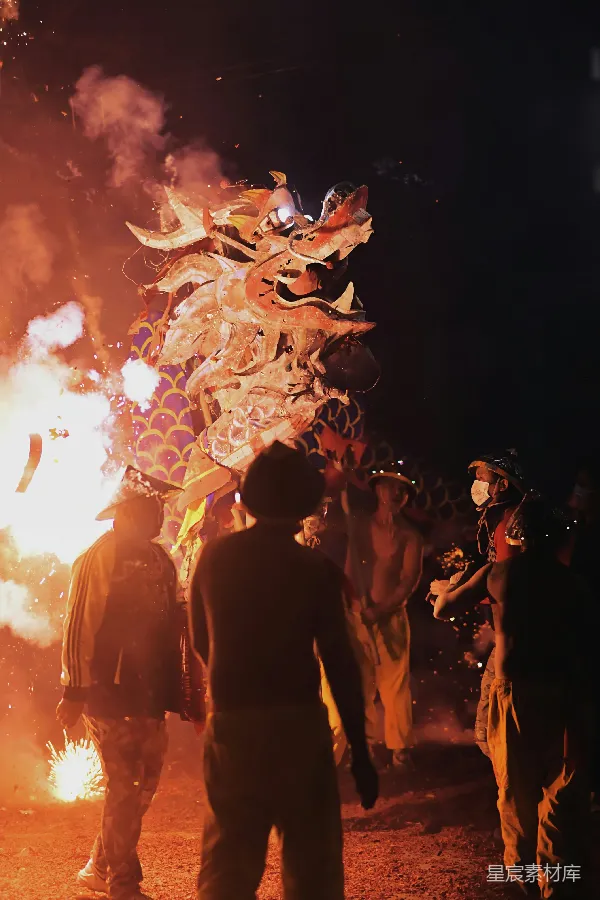 高清摄影 夜晚舞龙：传统与现代的碰撞