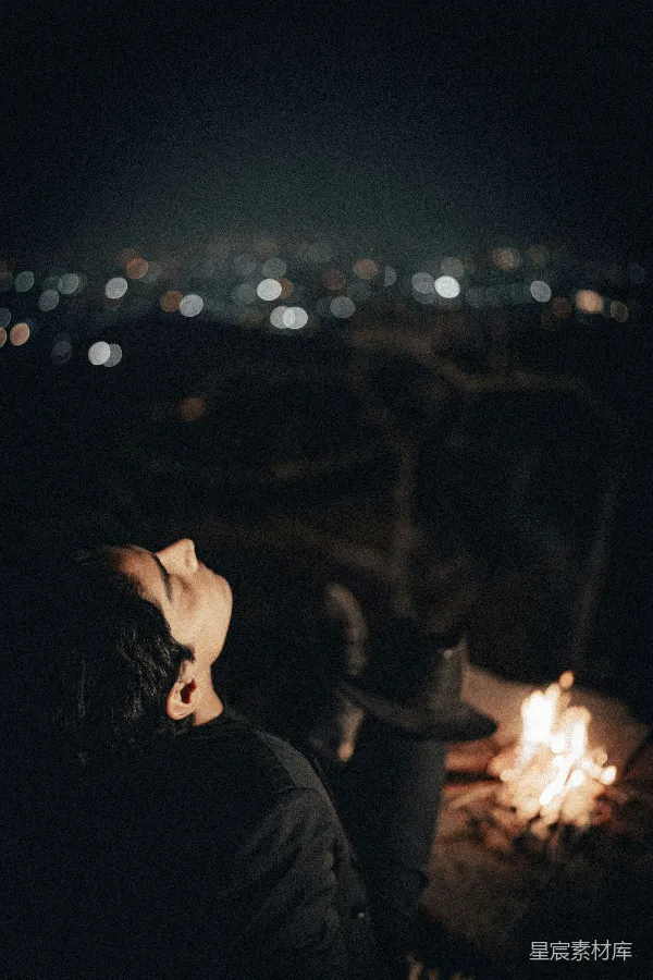 高清摄影 夜幕下的篝火与仰望
