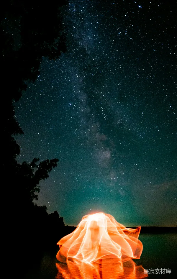 高清摄影 星河之下，火焰之舞