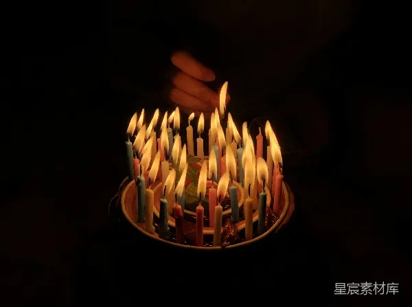 高清摄影 烛光中的生日蛋糕