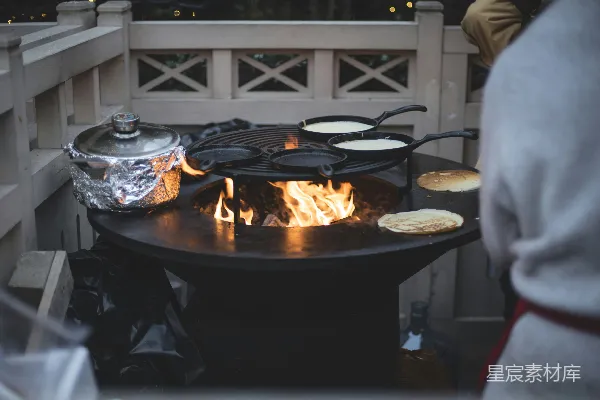 高清摄影 户外烤火制作煎饼