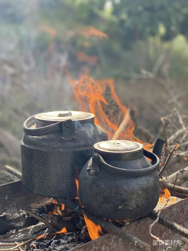 高清摄影 户外烹饪：传统铁锅在篝火中煮沸