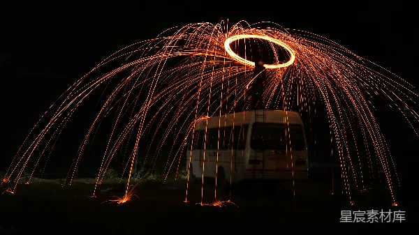 高清摄影 夜空下的火花艺术