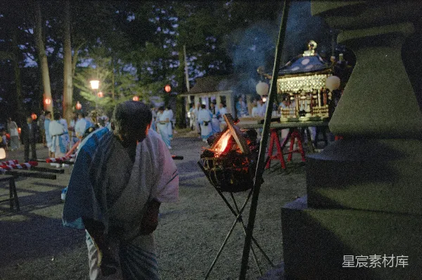 高清摄影 夜晚的祭典：传统仪式的庄重与神秘
