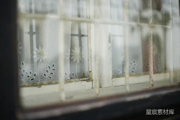 高清摄影 老式窗户与绣花窗帘