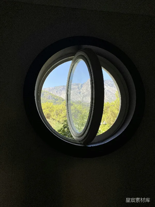 高清摄影 圆窗与山景