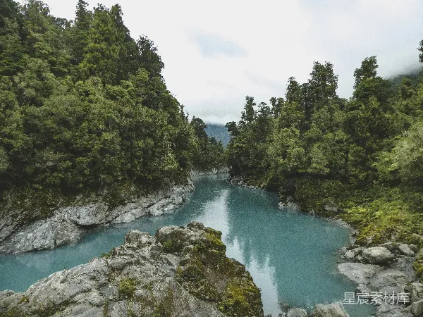 高清摄影 山间河流在白天