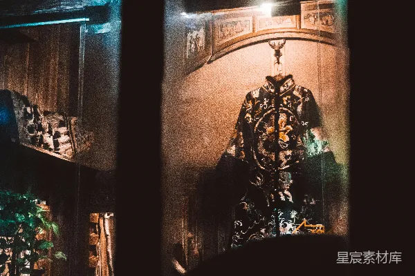 高清摄影 古朴服饰在昏黄灯光下的静谧之美