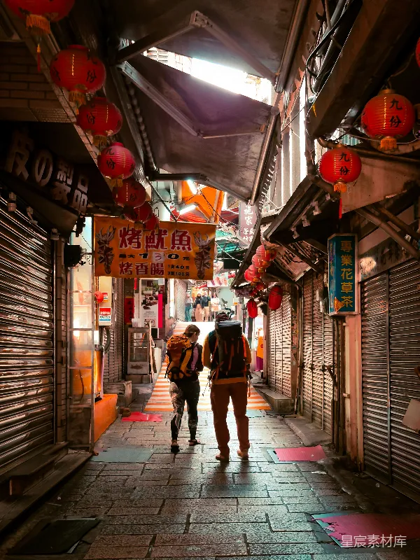 高清摄影 巷子里的旅行者