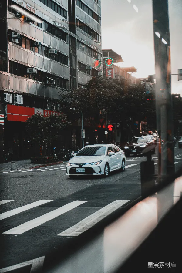高清摄影 城市街景中的现代与传统
